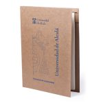 Carpeta de cartón reciclado de la Universidad de Alcalá con bloc de hojas y bolígrafo.