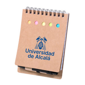Bloc de notas con post-it y bolígrafo de cartón reciclado de la Universidad de Alcalá.