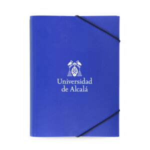 Carpeta de plástico azul con cierre de gomas y logotipo blanco de la Universidad de Alcalá.